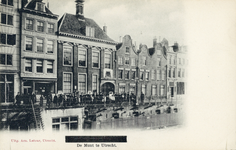 1302 Gezicht op de voorgevels van de huizen Oudegracht Weerdzijde 71-hoger te Utrecht met links van het midden de ...